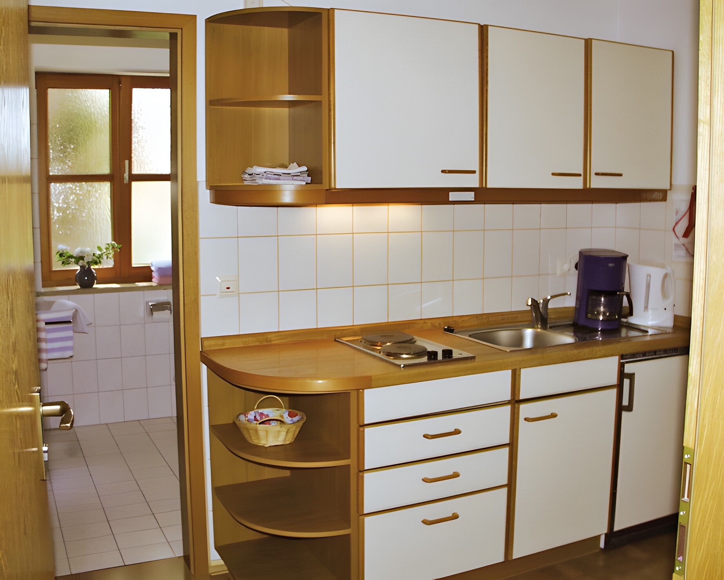 Kühlschrank, Herdplatte, Wasserkocher mit Kaffee-/Teezubehör