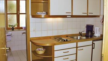 Kühlschrank, Herdplatte, Wasserkocher mit Kaffee-/Teezubehör