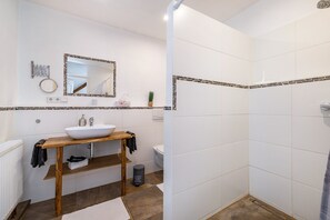 Shower, hair dryer, towels - Apartment 'Burgzimmer' with Shared Garden and Wi-Fi (Rosenfeld)