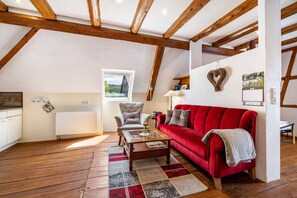 TV - Apartment 'Burgzimmer' with Shared Garden and Wi-Fi (Rosenfeld)