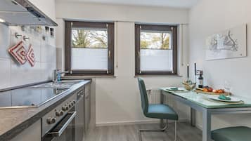 Een koelkast, een microgolfoven, een oven, een kookplaat