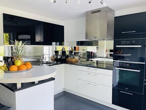 Fridge, microwave, oven, stovetop - Apartment 'Blick Ins Grüne' with Shared Garden and Wi-Fi (Daisendorf)