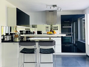 Een koelkast, een magnetron, een oven, een kookplaat