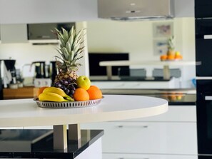 Fridge, microwave, oven, stovetop - Apartment 'Blick Ins Grüne' with Shared Garden and Wi-Fi (Daisendorf)