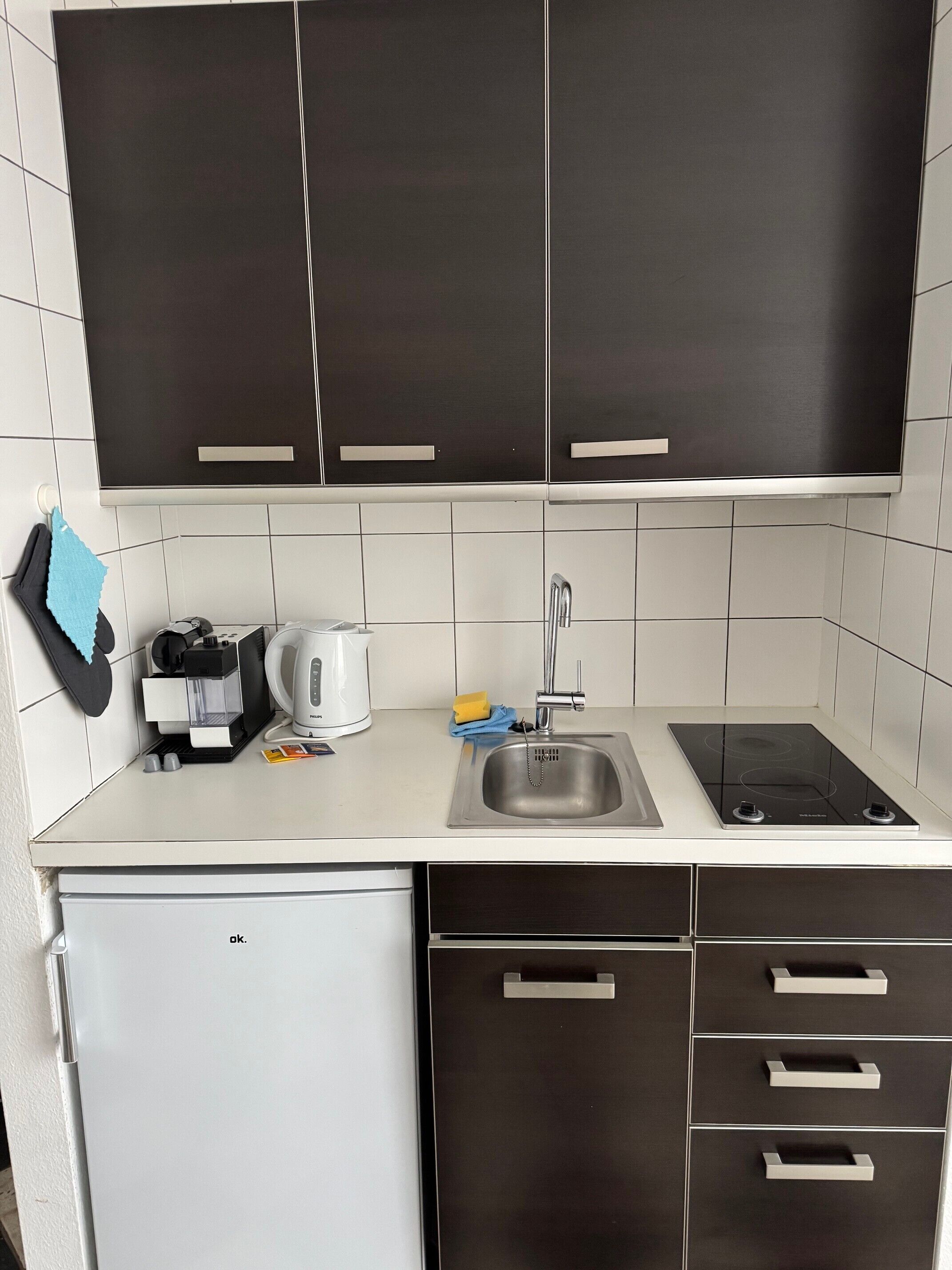 Fridge, microwave, stovetop, coffee/tea maker