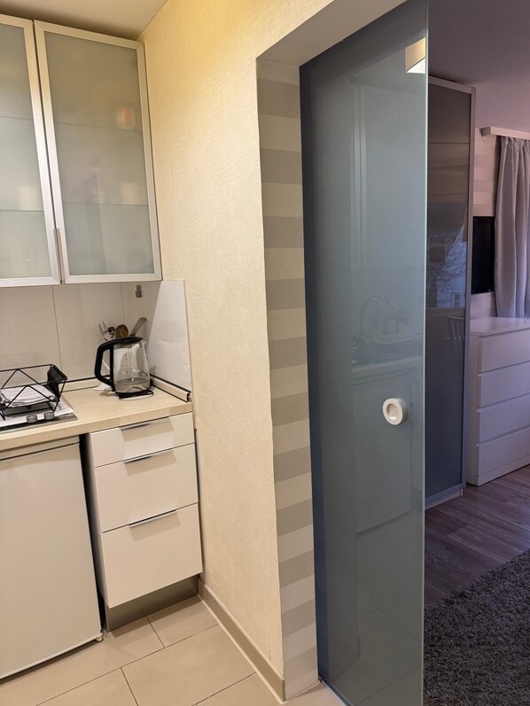 Fridge, stovetop, coffee/tea maker, electric kettle