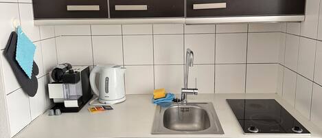 冷蔵庫、電子レンジ、コンロ、コーヒー / ティーメーカー