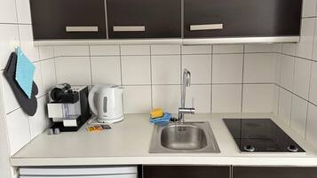 Kühlschrank, Mikrowelle, Herdplatte, Wasserkocher mit Kaffee-/Teezubehör