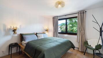 3 bedrooms, iron/ironing board, free WiFi, bed sheets