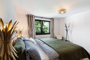 3 bedrooms, iron/ironing board, free WiFi, bed sheets