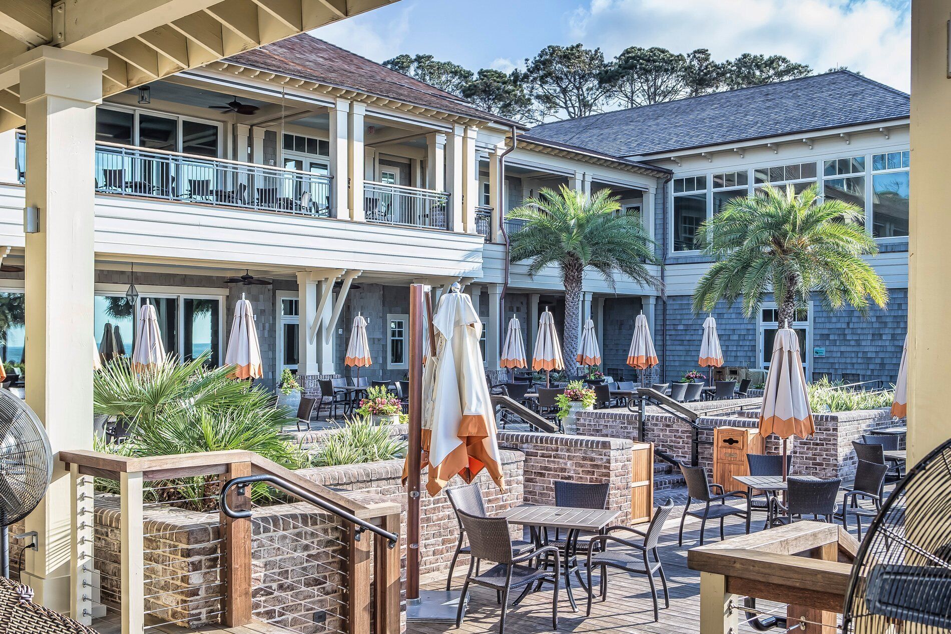 Un hotel con zonas de estar al aire libre, patios cubiertos y vistas al océano.