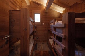 A narrow wooden cabin with bunk beds and a small skylight. - Chalet Trevose⭐ Luxury • Hot Tub • Sauna • Close to the Slopes (Gerardmer)