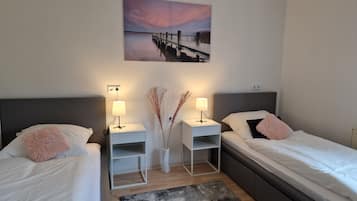 2 Schlafzimmer, Schreibtisch, Bügeleisen/Bügelbrett, Reisekinderbett