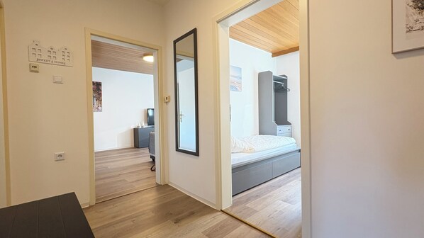 2 habitaciones, escritorio y tabla de planchar con plancha