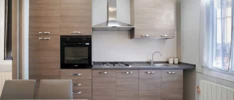 Frigorifero, forno, piano cottura, macchina per tè/caffè