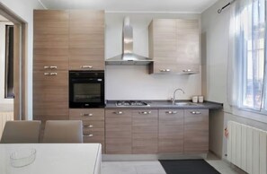 Frigorífic, forn, placa de cuina i cafetera i tetera 