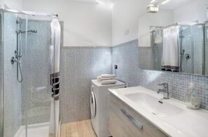 Dutxa, assecador de cabells, bidet i tovalloles 