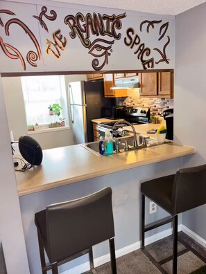 Kjøleskap, mikrobølgeovn, ovn og kokeplater