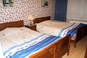 2 makuuhuonetta, silitysrauta/-lauta, internet