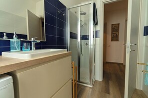 Hårtørrer, bidet, håndklæder, Sæbe