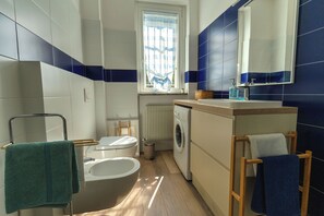 Haartrockner, Bidet, Handtücher, Seife