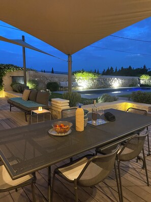 Outdoor dining - Superb house with swimming pool and view of Mont Ventoux (Chamaret)