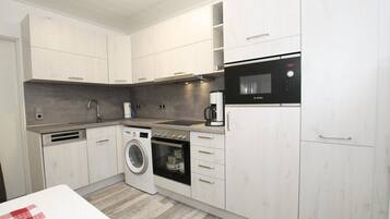 Kühlschrank, Mikrowelle, Ofen, Herdplatte