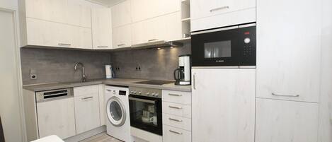 Køleskab, mikrobølgeovn, ovn, kogeplade