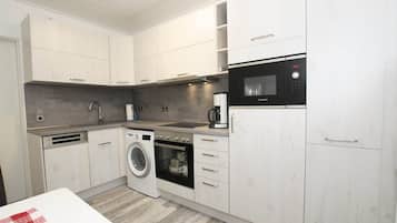 Kühlschrank, Mikrowelle, Ofen, Herdplatte