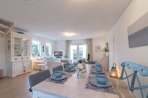 Dining - Holiday Home in Quiet Dutch Park for Families (Wemeldinge)