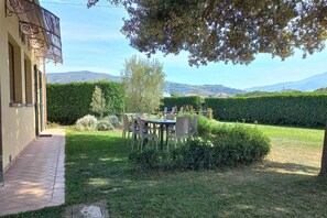 Outdoor dining - Farmhouse in Tuscany with Private Pool (Castiglion Fiorentino)