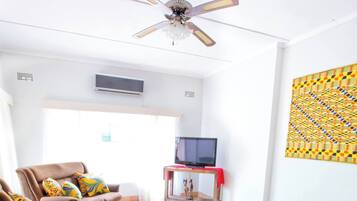 House, 4 Bedrooms, Accessible, Smoking | Living room | Books