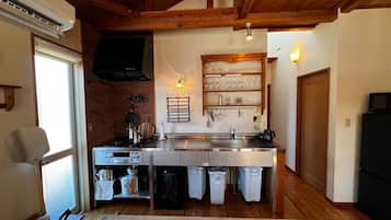 Réfrigérateur, micro-ondes, plaque de cuisson, bouilloire électrique