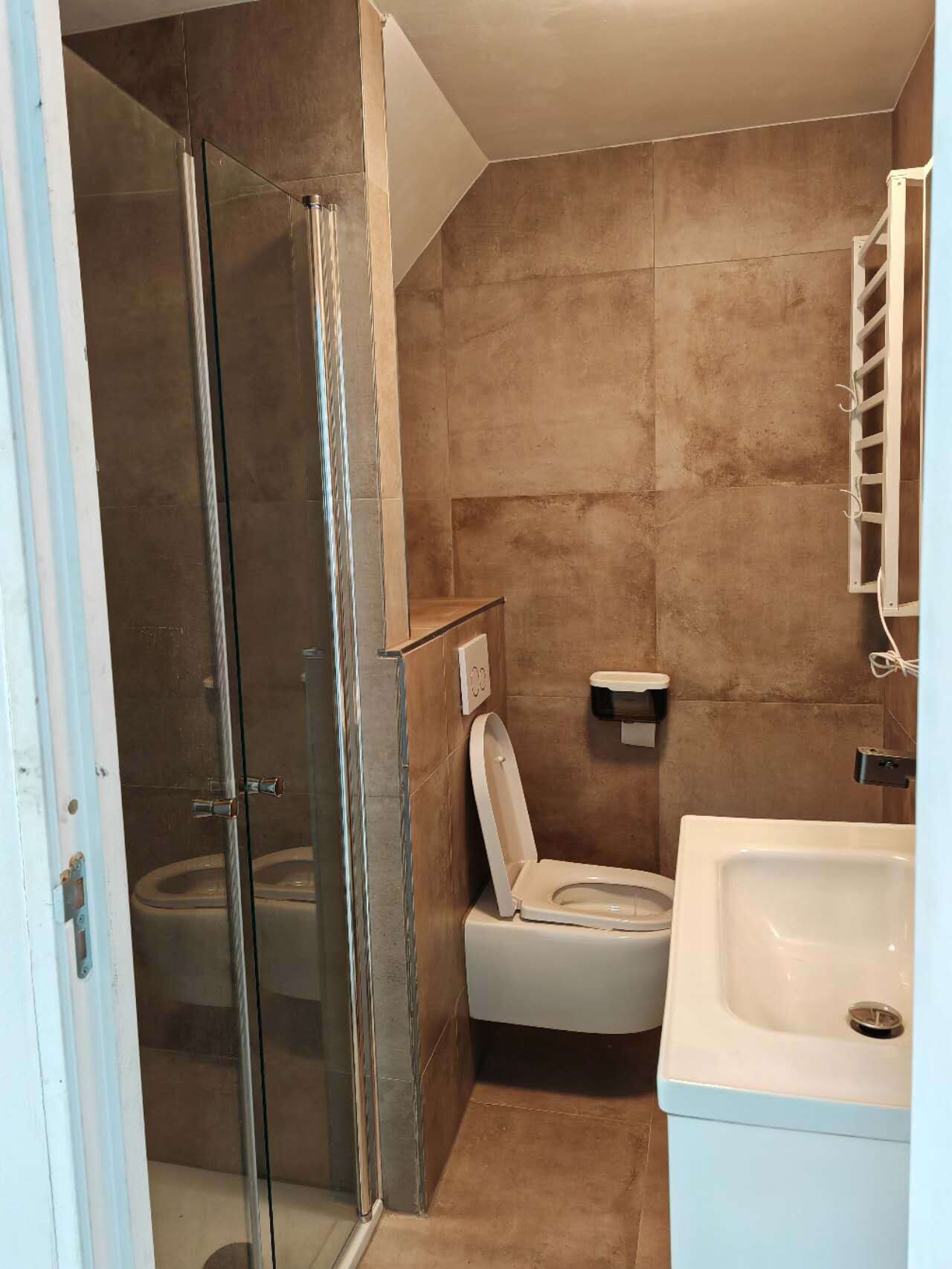 Asciugamani, sapone, shampoo, carta igienica