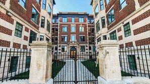 Exterior - Renovated Gem: Park Free, Fast WiFi, 10m to DT (Detroit)