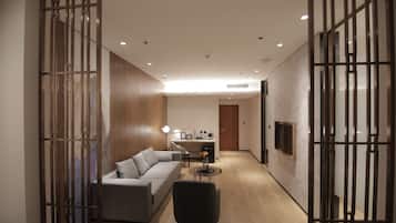 Suite | 1 bedroom, in-room safe, desk, laptop workspace