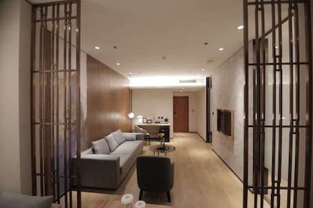 1 habitación, caja de seguridad en la habitación y escritorio