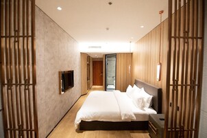 Caja de seguridad en la habitación y escritorio