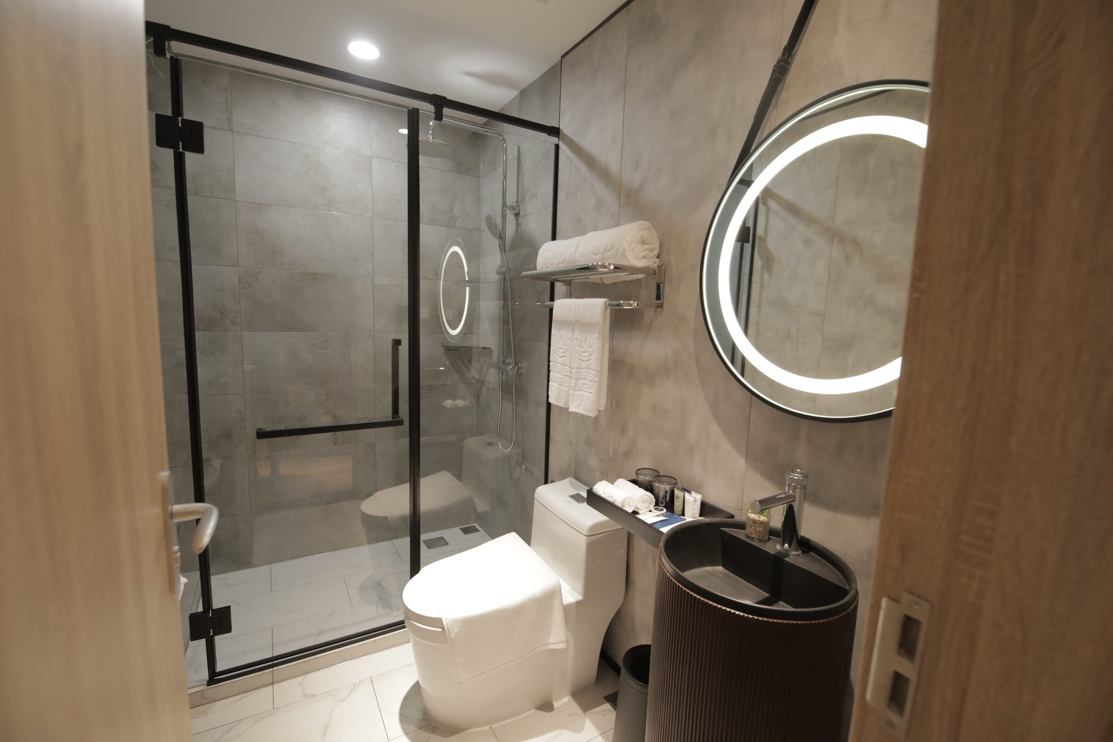 Habitación individual superior | Baño | Ducha, secador de pelo, zapatillas y toallas