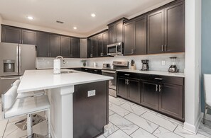 Fridge, microwave, oven, stovetop - Ultimate Family Fun! Pool & Game Room Near Disney (Davenport)