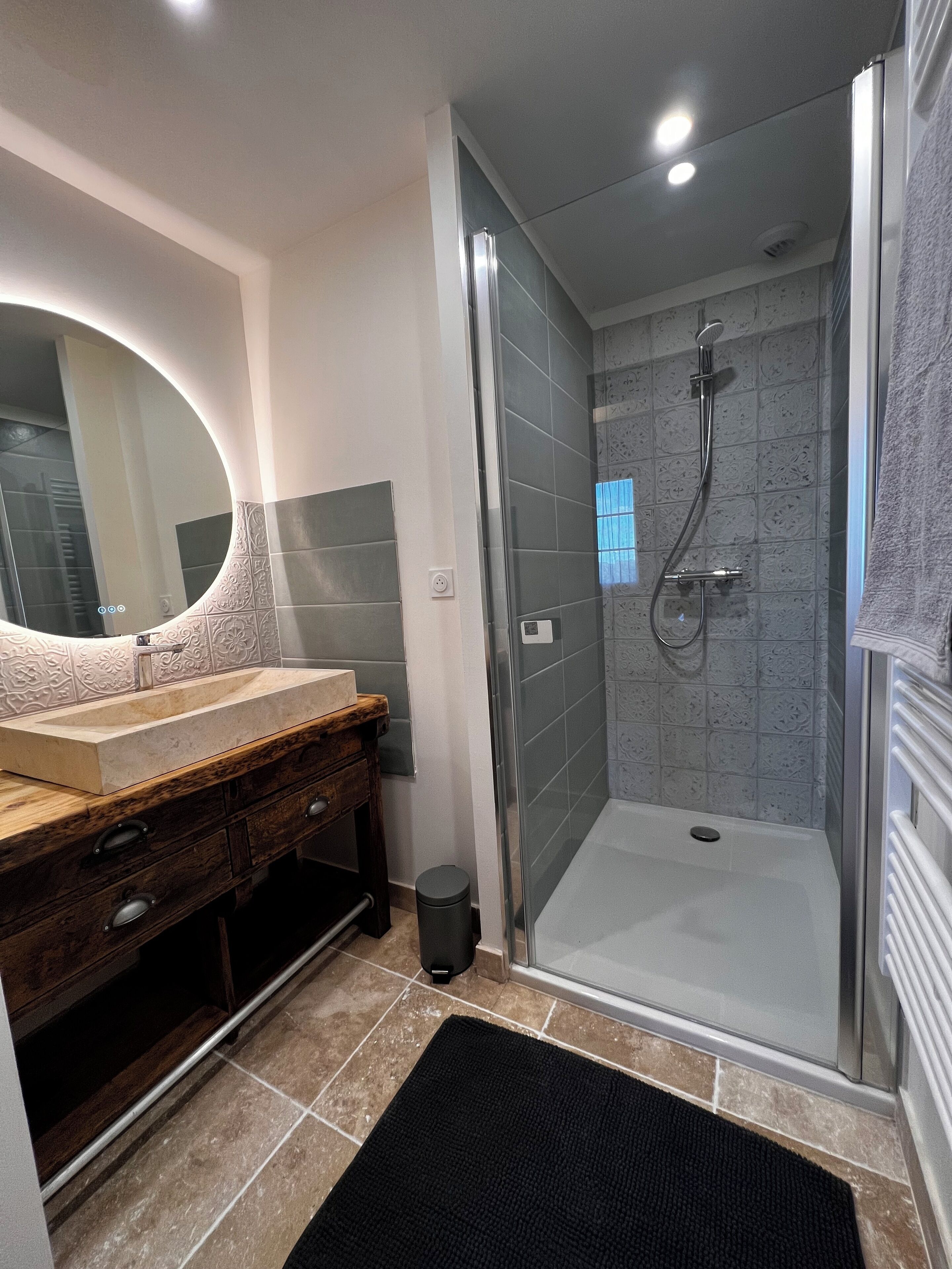Douche, sèche-cheveux, serviettes fournies, savon