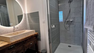 Douche, sèche-cheveux, serviettes fournies, savon