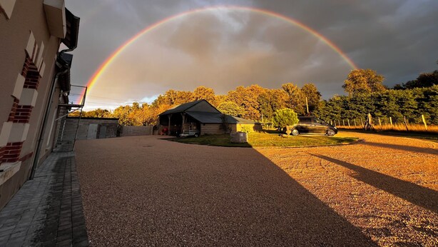 A gravel driveway leading to a building with a covered porch. - Bed and breakfast with private Jacuzzi in secluded countryside setting. Relaxation guaranteed! (Fresnes)