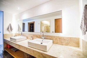 Ducha, secador de pelo, toallas, jabón