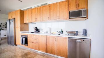 KylskÄp, mikrovÄgsugn, ugn och spishÀll