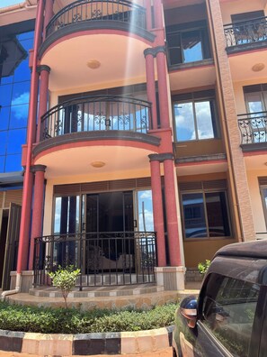 Exterior detail - Cozy 2-bedroom roadside apartment with WiFi in Naalya,right next to Quality mall (Kampala)