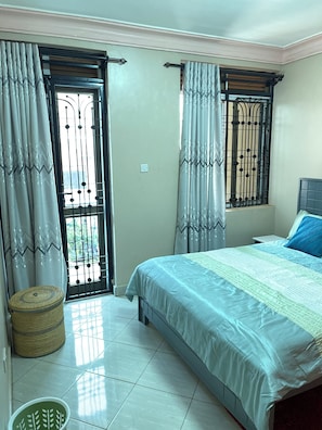 2 habitaciones, tabla de planchar con plancha, wifi y ropa de cama