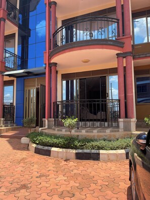 Exterior detail - Cozy 2-bedroom roadside apartment with WiFi in Naalya,right next to Quality mall (Kampala)