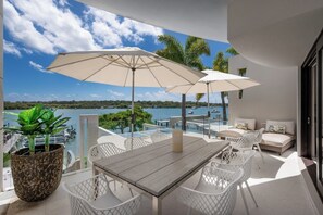 Outdoor dining - Luxury Riverside Escape (Noosaville)