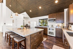 Fridge, microwave, oven, stovetop - Incline Lakehouse Lookout (Incline Village)